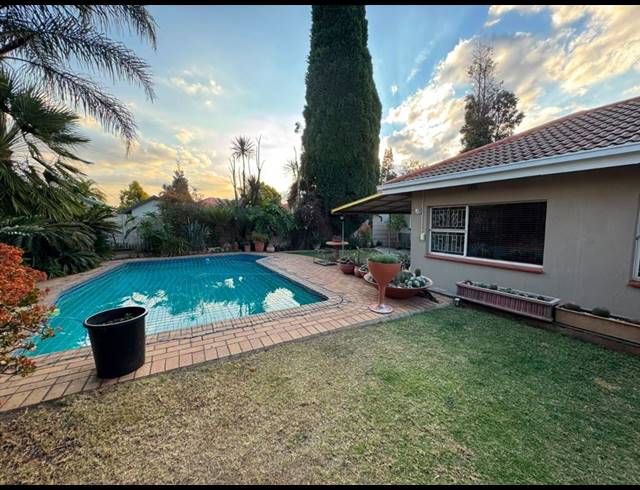 4 BEDROOM FREESTANDING FOR SALE IN GLEN MARAIS